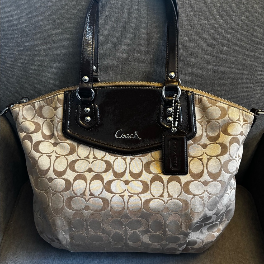 Coach Ashley Signature North/South Satchel
Beautiful Authentic EUC